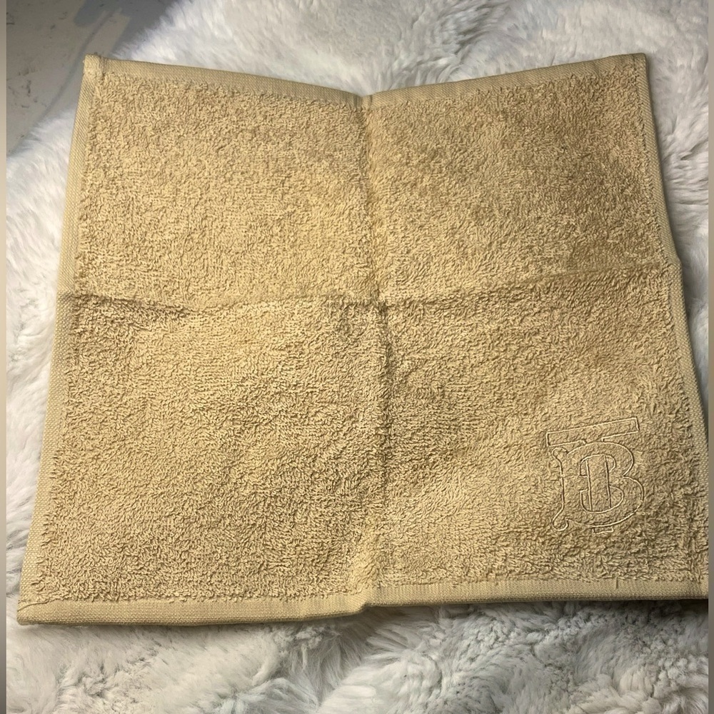 😍NEW😍 Thomas Burberry Monogrammed Facial Wash Cloth